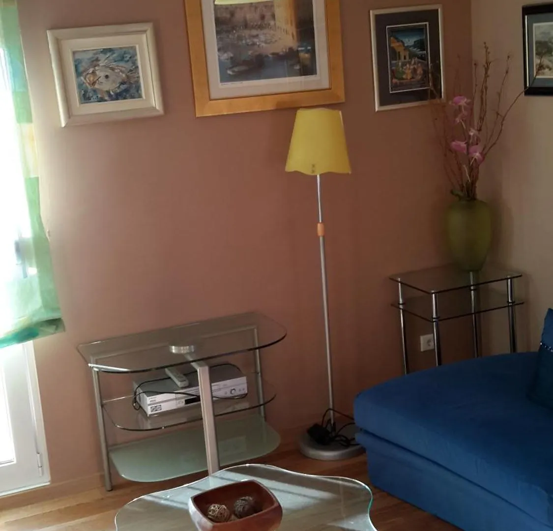 J&Sa Apartment With Balcony And Garage Split